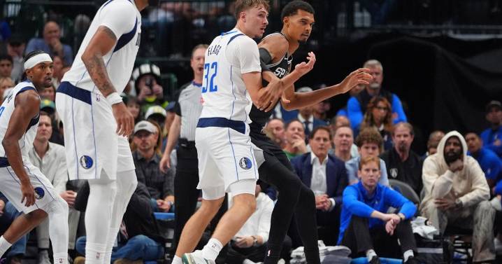 Los Spurs arruinan el debut de Flagg al aplastar 125