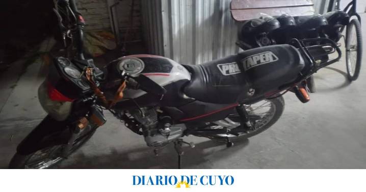 De madrugada, una persecución terminó con un sujeto abandonando una moto que sería robada