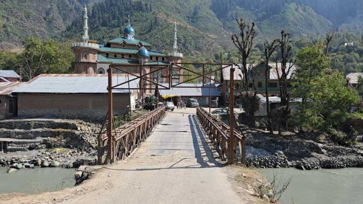 Sumbal Bala Bridge in Ganderbal closed for heavy vehicles after public outcry