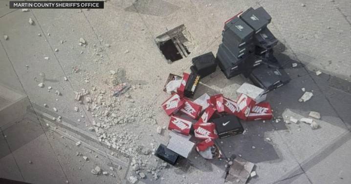 Thieves cut through Florida mall roof, steal hundreds of Nike sneakers from store, deputies say