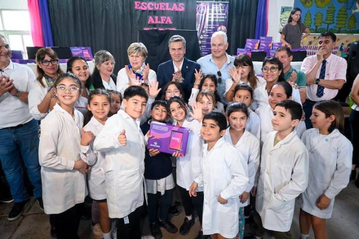 San Martín: el gobernador Zdero entregó tablets a escuelas y destacó el compromiso con la inclusión y la calidad educativa