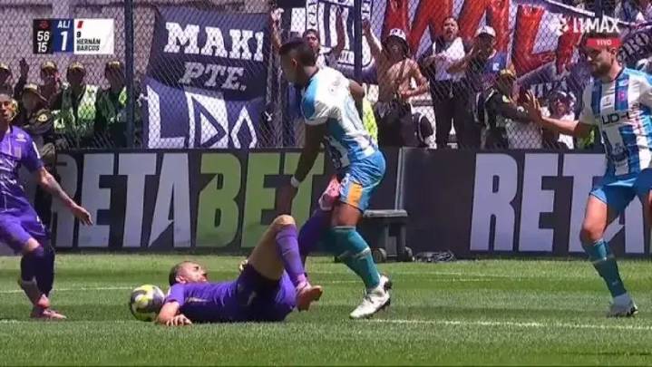Con un menos: Hernán Barcos expulsado en Huánuco tras patada contra Paolo Fuentes [VIDEO]