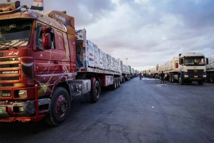 Cientos de camiones con ayuda humanitaria comienzan a entrar a Gaza desde Egipto