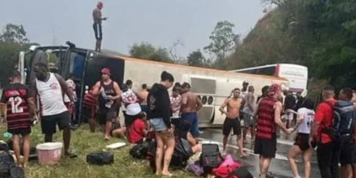 Volcó un micro que trasladaba a hinchas del Flamengo a Buenos Aires y dejó un saldo de 48 heridos: las impactantes imágenes