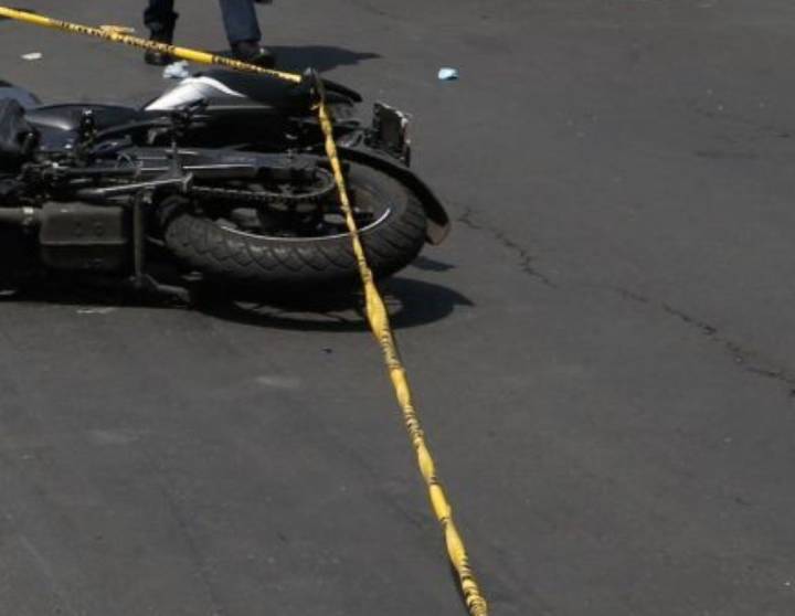 Muere motociclista al chocar contra un camión de carga