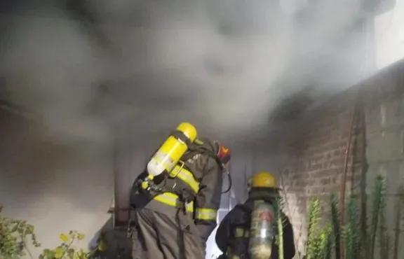 Un incendio destruyó tres viviendas en Córdoba y dejó siete personas asistidas
