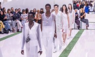 La moda mujer parisina incluye cada vez más hombres sobre la pasarela