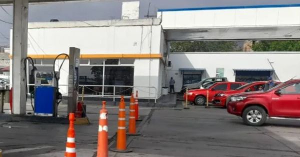 Bajó al baño en una estación de servicio y le robaron $90 millones del auto