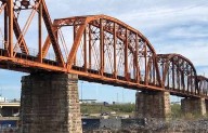 En desacuerdo vecinos por barda ferroviaria