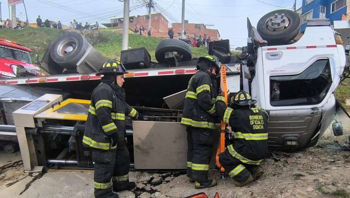 Tres lesionados dejó el volcamiento de un vehículo tipo grúa