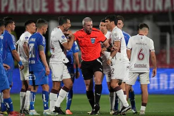 Violencia y polémica en Chile: el penal a favor de la U en el último minutos que privó a Lanús de la victoria
