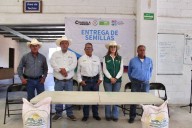 Entregan semilla de avena a productores de Cuatro Ciénegas