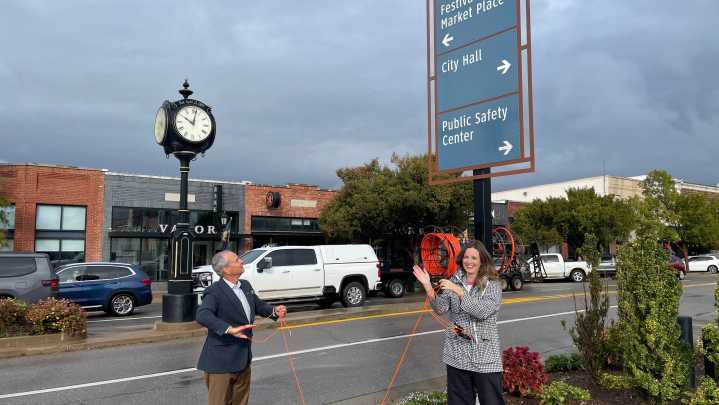 Edmond's new wayfinding signs point to attractions, railroad history