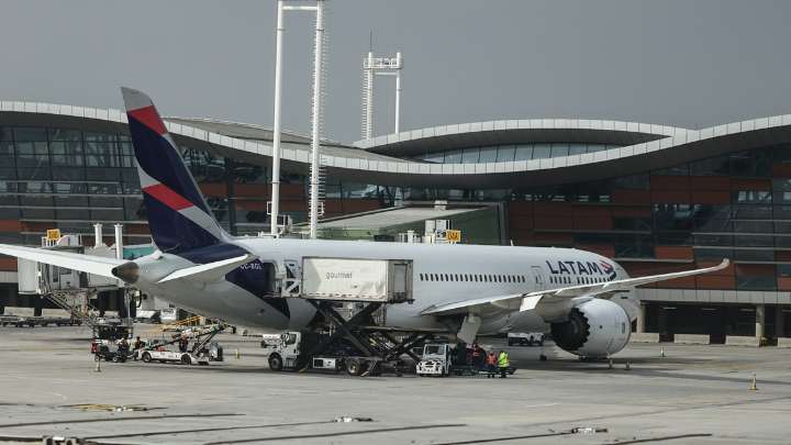 Evacuan avión en el Aeropuerto de Santiago tras aviso de bomba de un pasajero