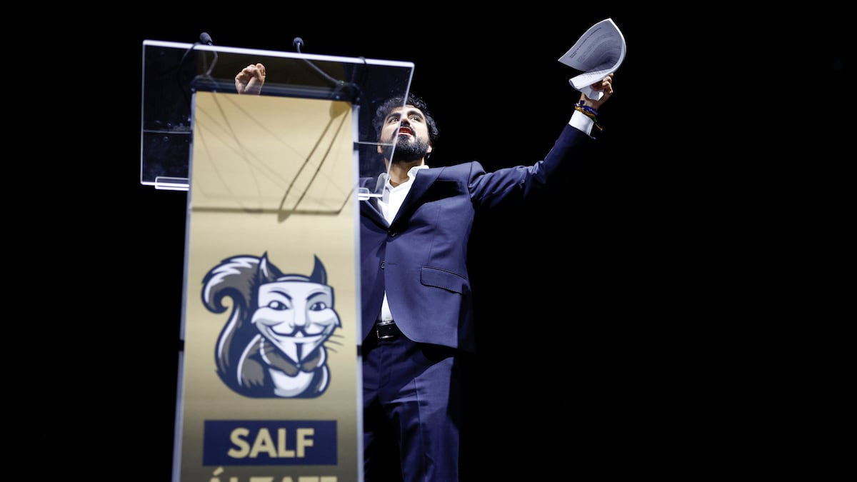 Alvise saca pecho ante PP y Vox y reúne a miles de seguidores pese a sus imputaciones judiciales