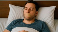 Sellar la boca con cinta para dormir: la peligrosa tendencia viral que alerta a los médicos
