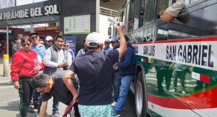 Paro de transportistas: vecinos y bodegueros reparten agua y galletas a choferes en protesta
