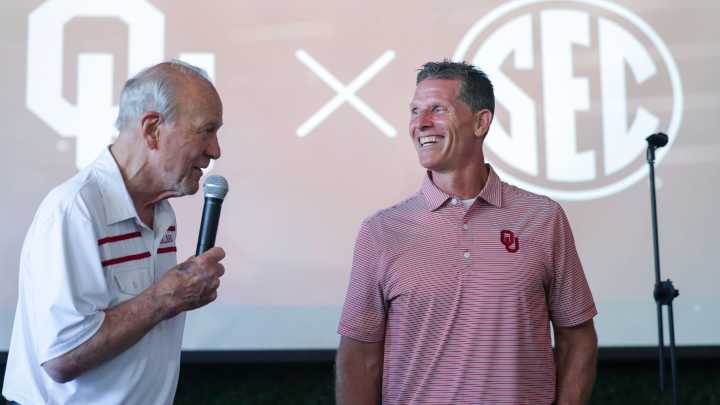 Brent Venables, Ben Arbuckle speak with reverence about '85 Sooners