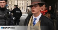 ¿Quién diantres es el supuesto detective con sombrero que apareció en el Louvre tras el robo de las joyas?
