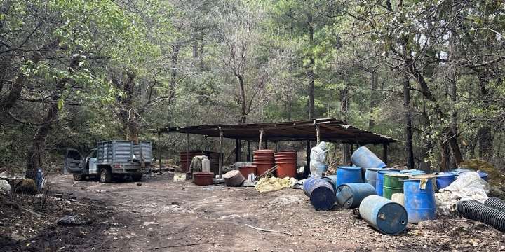 En territorio de Los Mayos: Marina asegura narcolaboratorio con más de 2 toneladas de metanfetamina en Durango