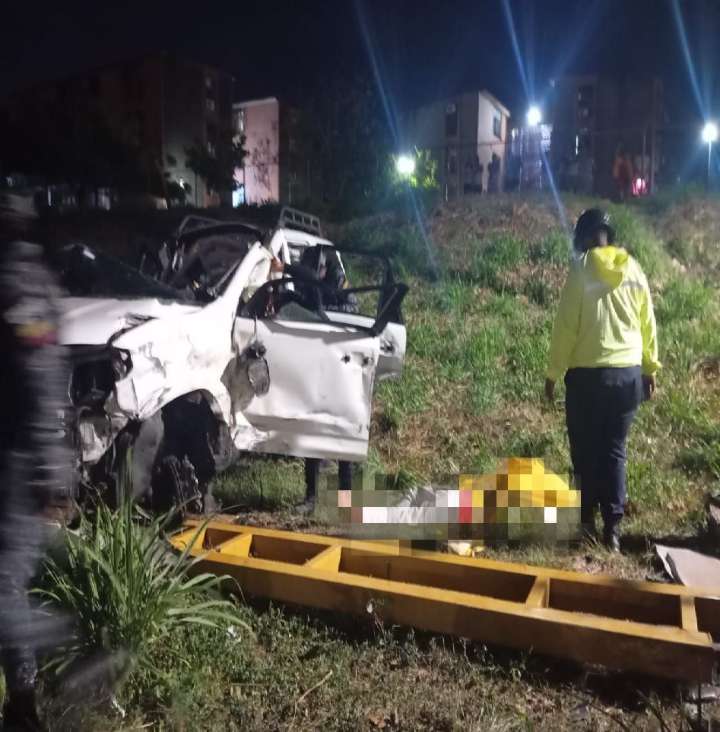Fatal accidente en semáforo de Río Negro cobra la vida de dos personas