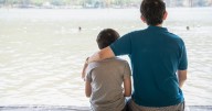 Crio al hijo de su pareja como propio: la Justicia de Río Negro reconoció su amor con una adopción