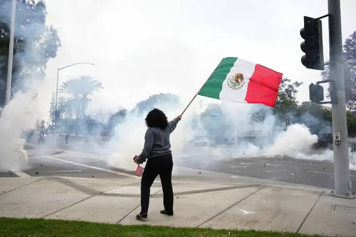Mexicano se declara culpable de arrojar bomba incendiaria durante protestas en LA