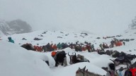 Rescatistas ayudan a cientos de escaladores atrapados por nevada en el Everest