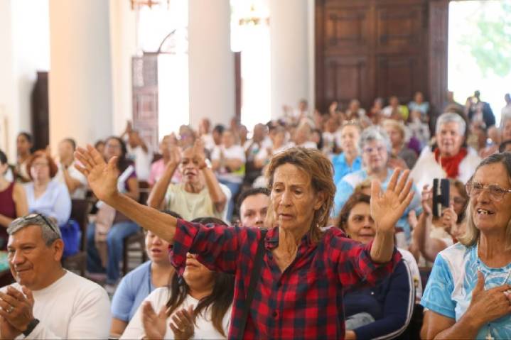 En todas las parroquias de la ciudad realizaron misas por los santos