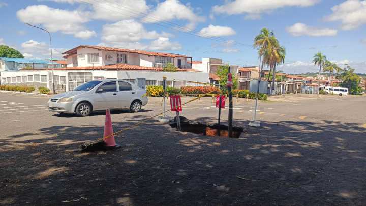 Vecinos de Villa Antillana piden reparación de socavón en carretera 