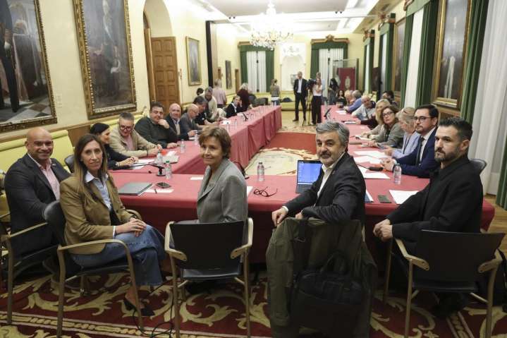 El Principado no consigue aplacar la desconfianza vecinal sobre el vial del puerto de Gijón