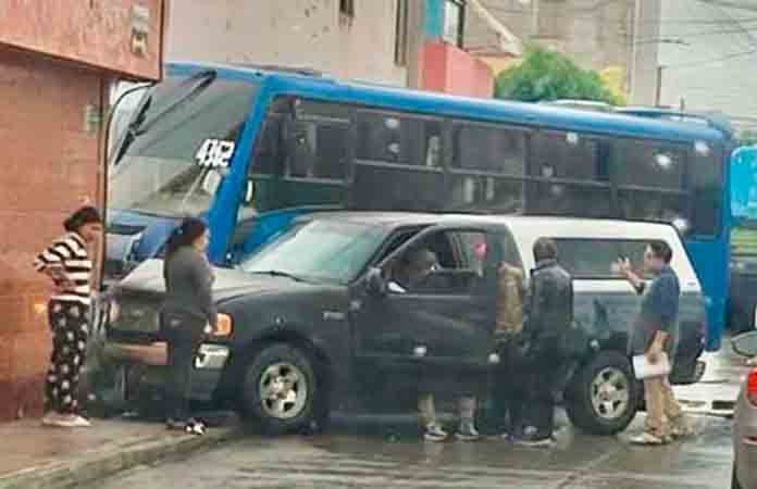 Camión y camioneta chocan contra vivienda en la Col. Los Fresnos
