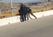 Intenta mujer arrojarse de puente en el Camino Real; la rescatan