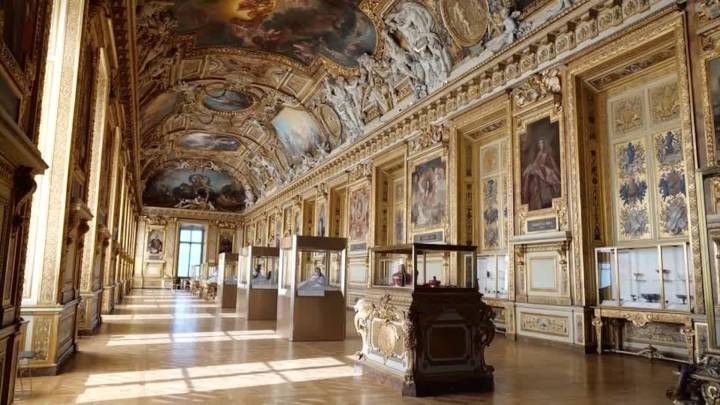 Thieves steal priceless jewels from Louvre museum