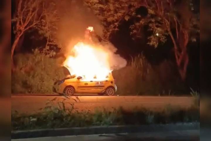 ¡En llamas! Taxi quedó reducido a chatarra en Bucaramanga