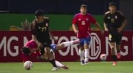Joao Grimaldo dio catedra de "chocolate" y se llevó a un jugador chileno en el Perú vs Chile