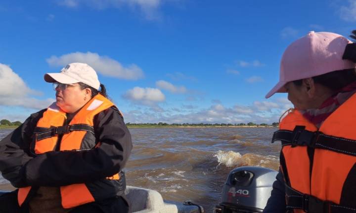 Docentes de Buey Muerto iniciaron ayer sus travesías fluviales en la lancha afectada por el Gobierno provincial