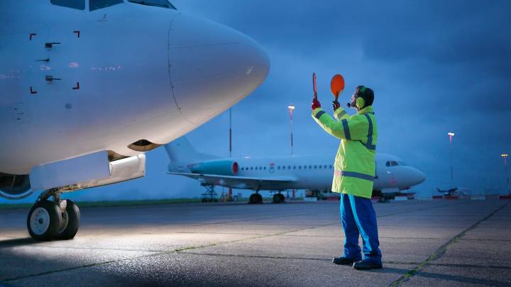 Trabajadores que controlan el tránsito aéreo lanzan alerta y piden encuentro con Petro