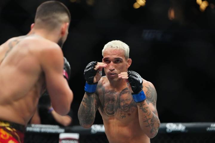Deadspin | UFC Fight Night: Charles Oliveira chokes out Mateusz Gamrot in main event