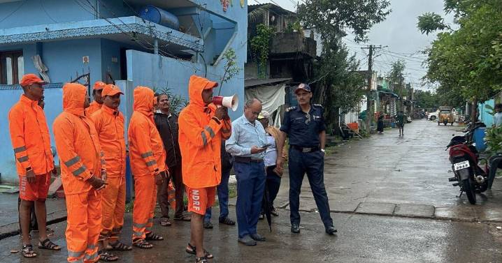 India cierra escuelas y evacúa a miles de personas mientras se acerca el ciclón Montha