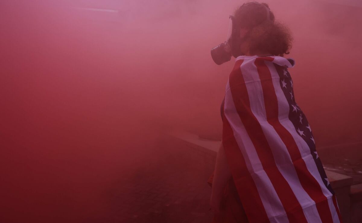 FOTOS: Continúan enfrentamientos entre manifestantes y agentes en Portland;  Trump autoriza envío de 300 soldados a Chicago