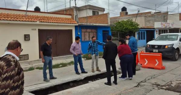 Explican a vecinos trabajos de reparación de drenaje en Fresnos