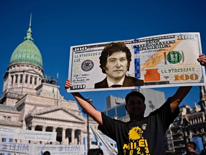Milei dijo que al país "le van a salir dólares por las orejas": la divisa volvió a bajar y volaron las acciones
