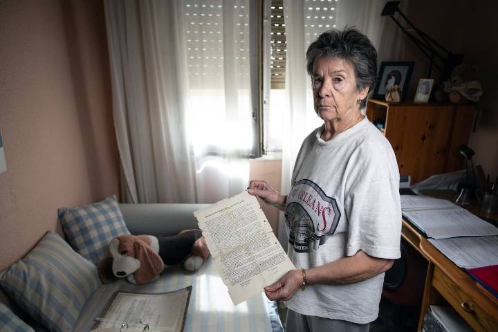 La presión vecinal consigue parar, por ahora, el desahucio de Maricarmen