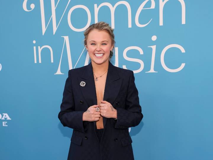 Pop singer kicks fan out of concert for offensive hoodie: ‘We got no room for that’