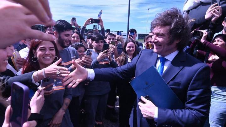 Javier Milei se mostró en Mar del Plata junto a Karen Reichardt y Diego Santilli: "Les pido que apoyen a mis candidatos"