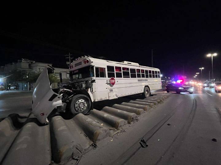 Choca camión de Inventec contra camioneta y deja varios lesionados