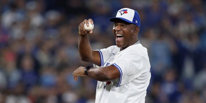 Joe Carter throws out first pitch for World Series Game 2