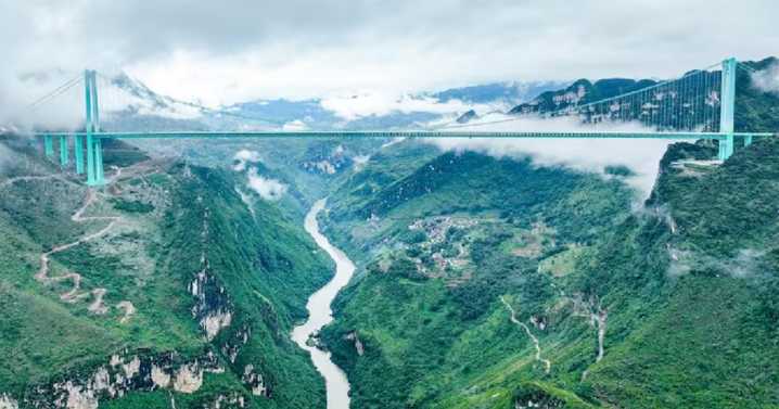 China inaugura el puente más alto del mundo y corta distancias de dos horas a dos minutos