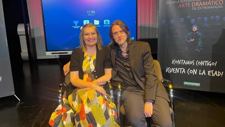 Assumpta Serna y Scott Cleverdon visitan Cáceres: "Existe mucha corrupción en el teatro y en el cine"